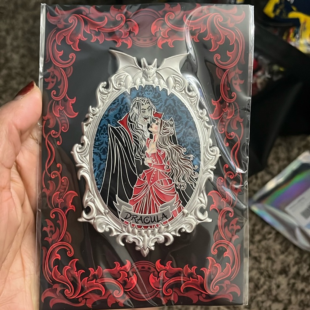 Dark Romance: Dracula & Mina enamel pin